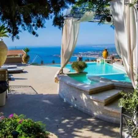Atelier Spacious With Pool