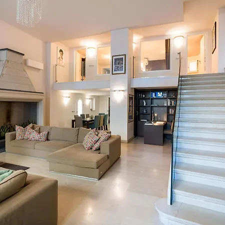 Atelier Spacious With Pool