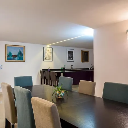 别墅 Atelier Spacious With Pool 陶尔米纳